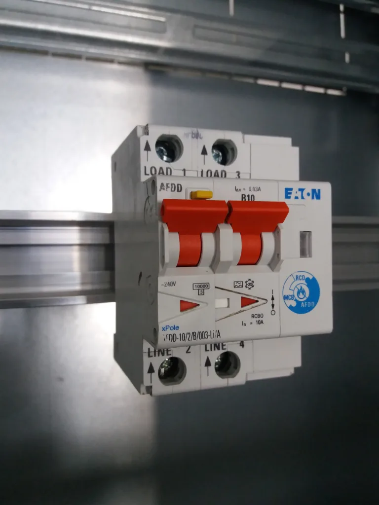 przeciwpożarowy detektor iskrzenia AFDD od EATON zamontowany w rozdzielnicy elektrycznej