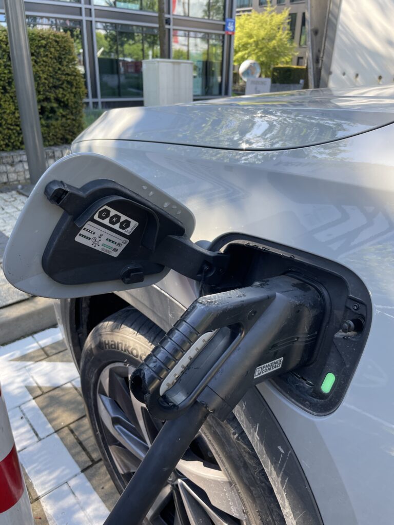 Ładowanie samochodu elektrycznego z ładowarki kablem CCS2 Kanal elektryczny