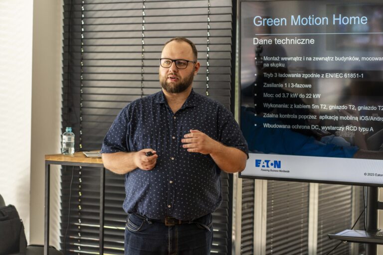 Bartłomiej Jaworski autor bloga Kanał Elektryczny prowadzący szkolenie